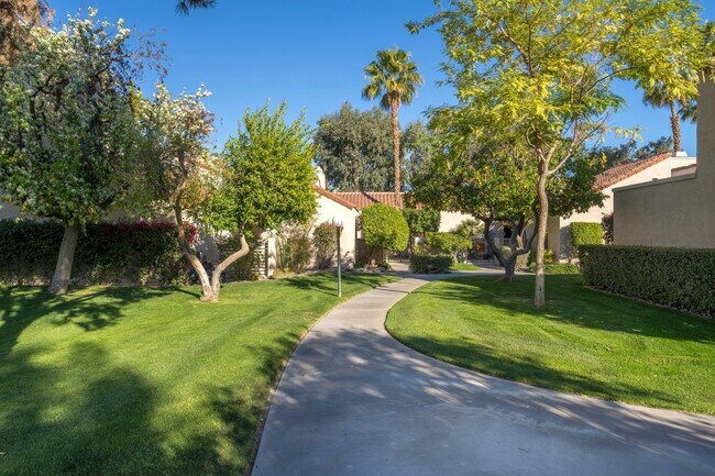 Building Photo - 352 Forest Hills Dr