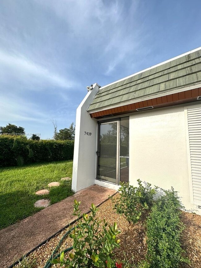 Building Photo - 7439 Twin Sabal Dr