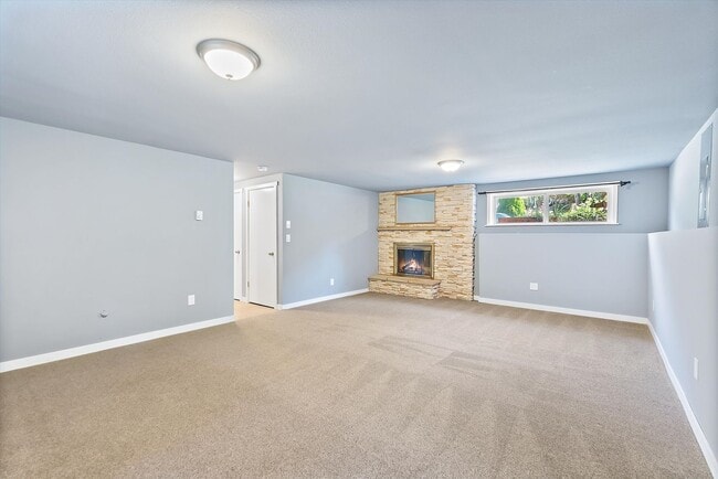 Building Photo - 3 Bed 2 Bath Fully Fenced Split Level Lake...