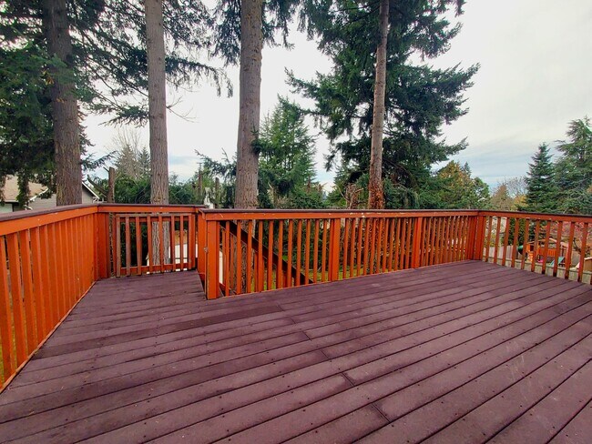 Building Photo - HUGE 5 Bedroom Home - Federal Way