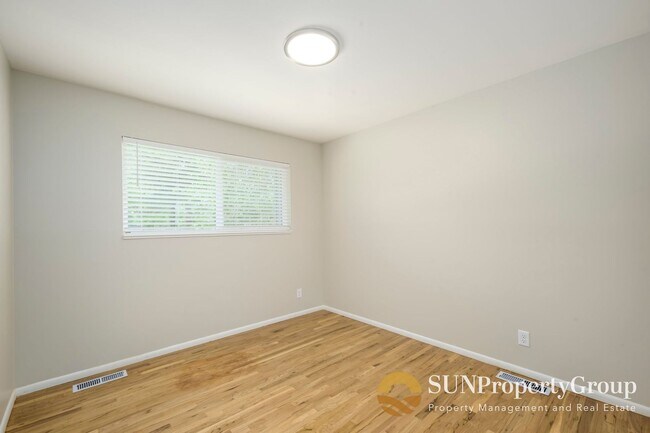 Building Photo - Stunning Remodeled Home in Desirable Cottonwood Heights!