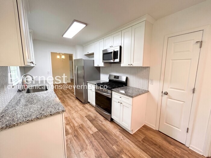 Building Photo - 323 N Briar Ridge