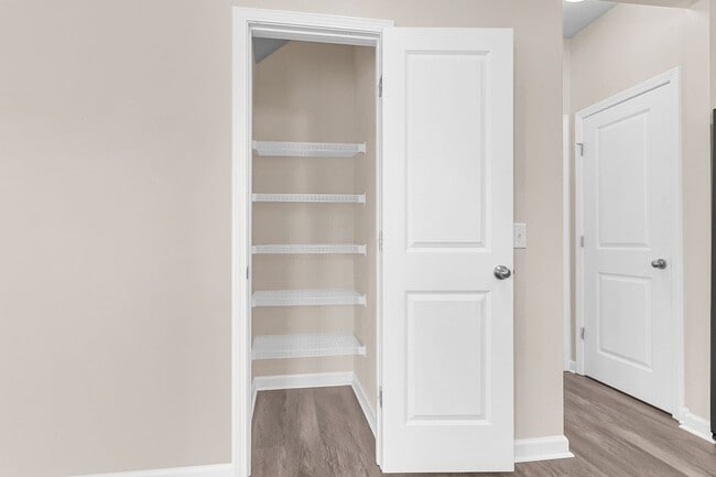 Building Photo - Convenient Location with Modern Amenities