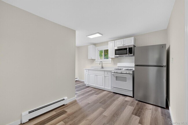 Building Photo - 2091 Maple Ave