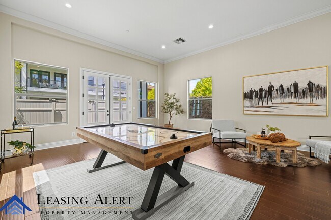 Building Photo - 5011 Hayvenhurst Ave
