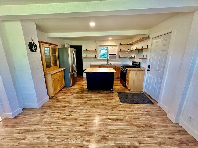Building Photo - Charming 1 bed 1 bath Long Lake Cabin Retreat