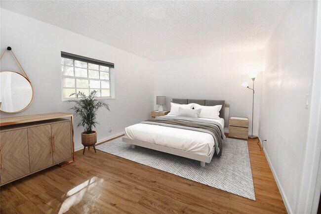 Building Photo - 900 NE 26th St