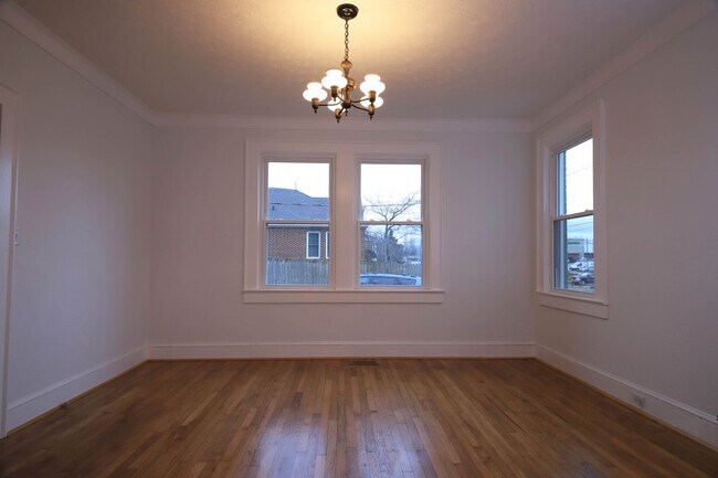 Building Photo - Charming Downtown Home