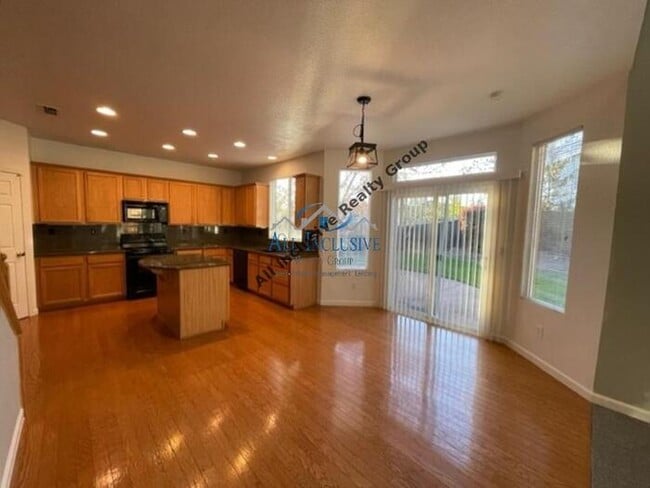 Building Photo - Gorgeous 3 bed, 2.5 bath, 1771 sq ft home ...