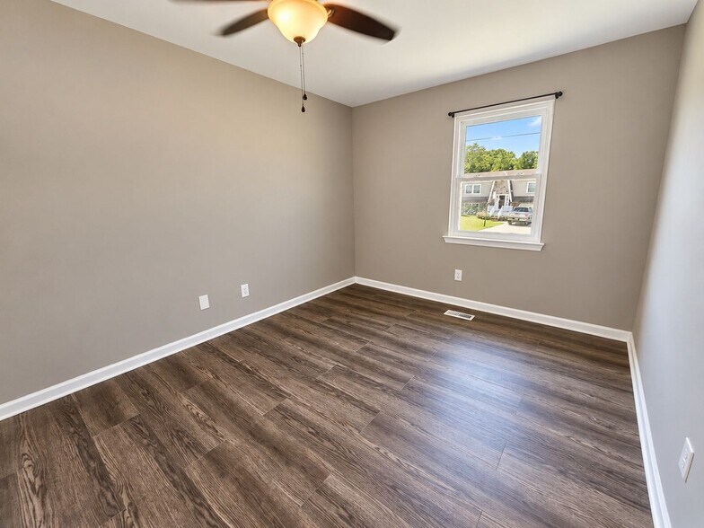 Building Photo - 492 Foster Dr
