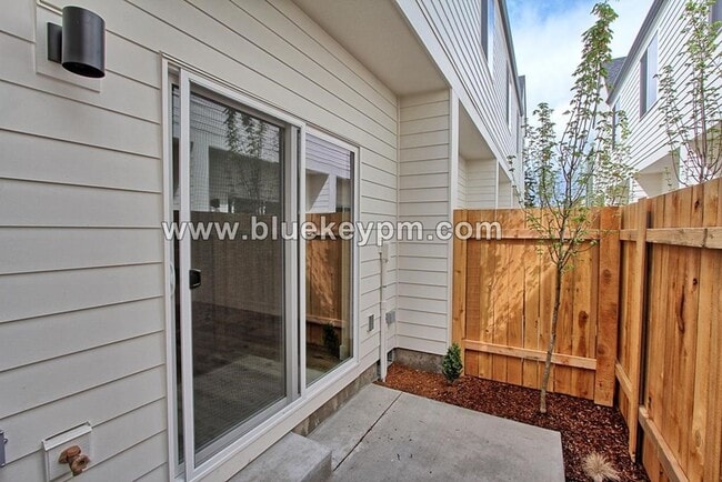 Building Photo - Unit 3356....   2 Bed, 2.5 Bath Townhome in Arbor Lodge Near University of Portland