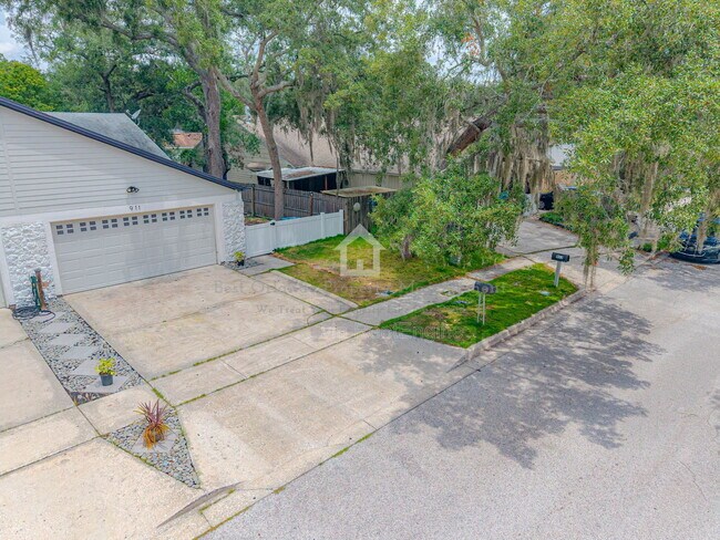 Building Photo - 911 Robinhood Ct