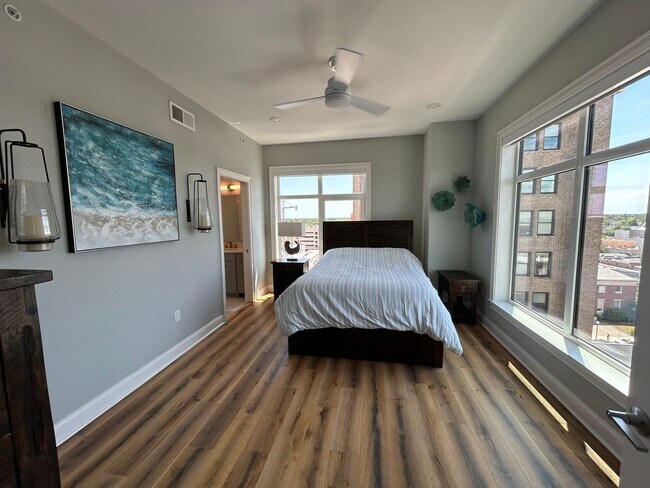Building Photo - Two bedroom end unit condo with stunning d...