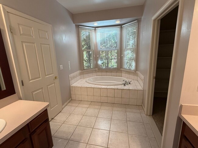 Building Photo - 18145 Shoreline Ct