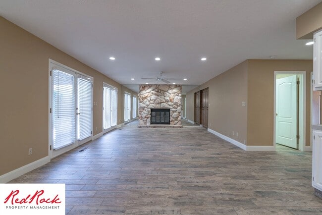 Building Photo - Spacious 5 Bedroom Home in A Quiet Communi...