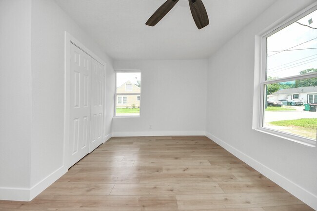 Building Photo - 501 Schilling Ave