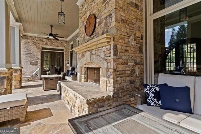 Building Photo - 123 Village Green Ave