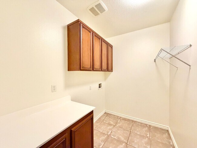 Building Photo - Blackmore Ranch Cul-de-Sac Home w/ Loft, 3-Car Tandem Garage & RV Parking
