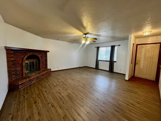 Building Photo - Cozy 3 bedroom 2 bathroom Home Located in ...