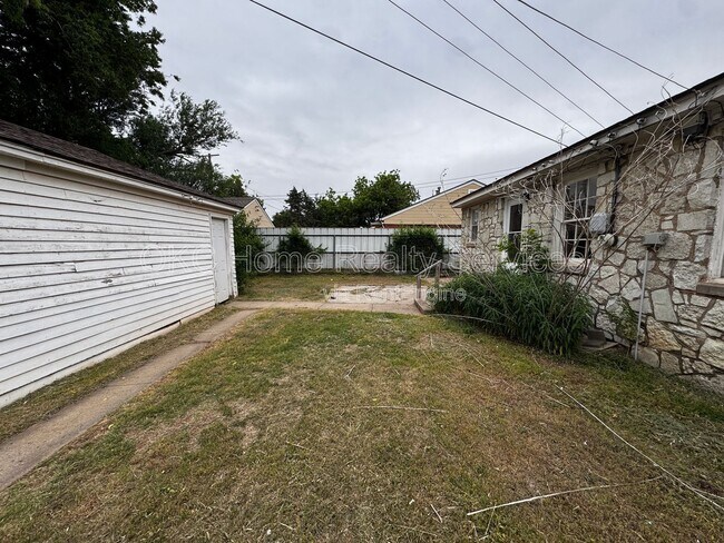 Building Photo - 3025 NW Grand Blvd