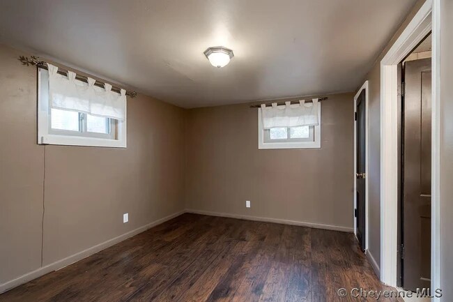 Building Photo - 400 E 5th St