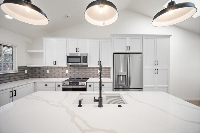 Building Photo - Stunning tri-level remodeled home in Briargate!