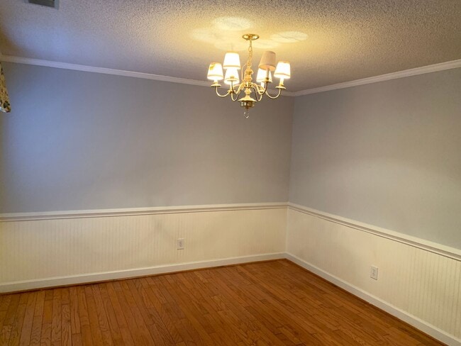Building Photo - Lovely 3BR home in Raintree with fenced in...