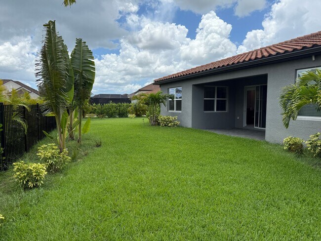 Building Photo - 5 Bedroom 4 Bath W/Office & 3-Car Garage (...