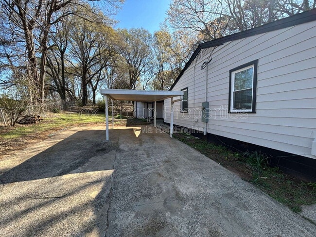 Building Photo - 402 S Yates St