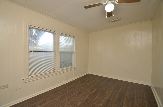 Building Photo - 1600 5th St