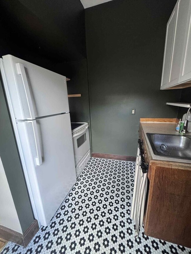 Building Photo - 2 Main St