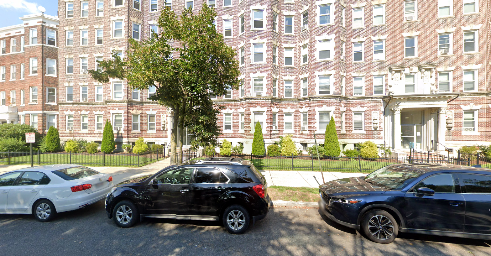 Building Photo - 143 Park Dr
