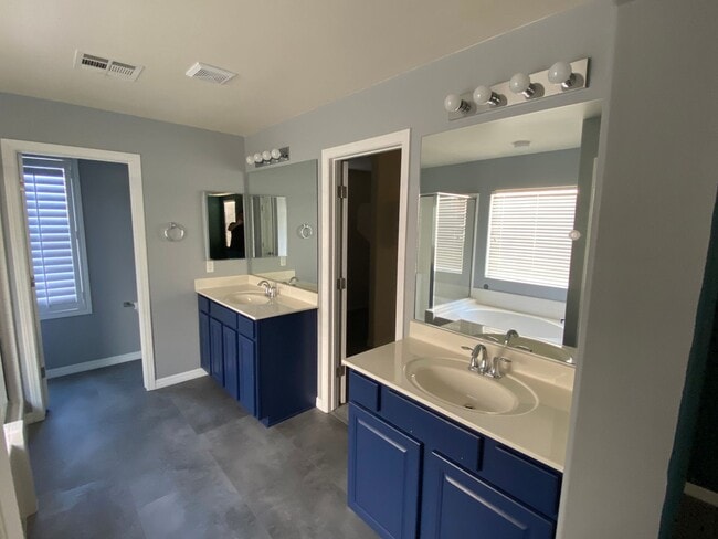 Building Photo - Gorgeous 4Bed/2.5Bath/2Car, 2-Story Residence with Loft in Mountains Edge Area gated Community!