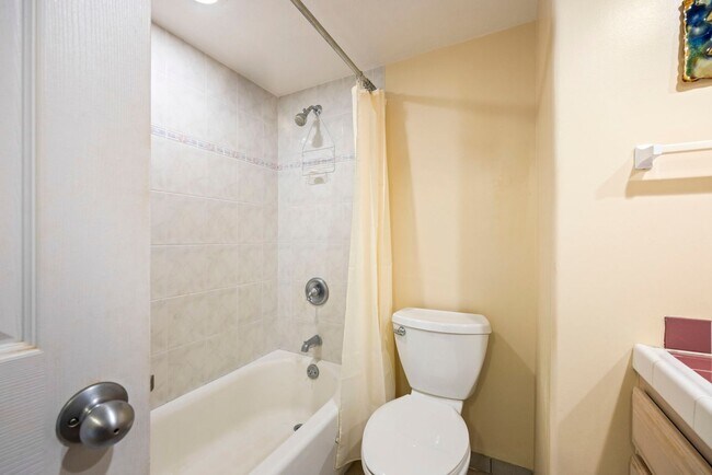 Building Photo - Stunning views, space and comfort.