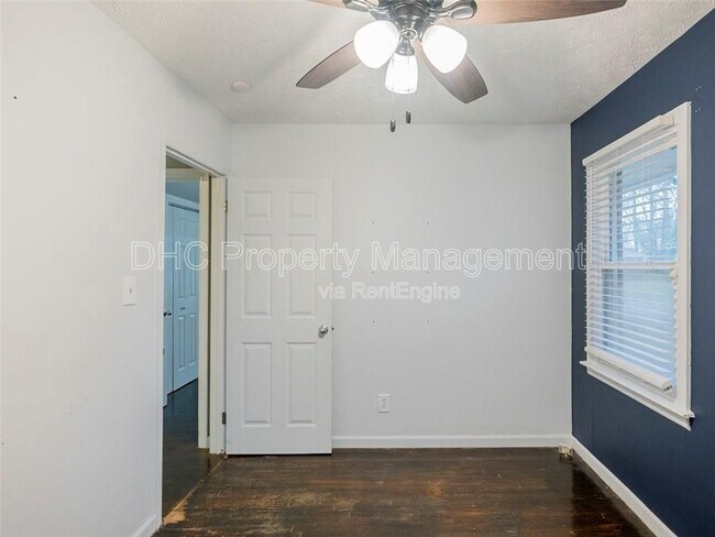 Building Photo - 161 Larose Cir SE