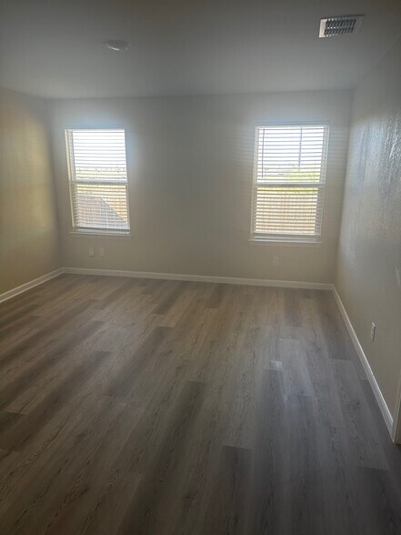 Building Photo - Room in Apartment on Harbor Lndg