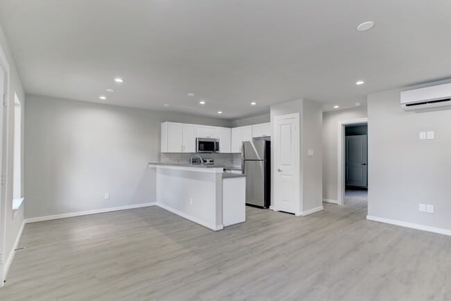 Building Photo - 645 E 11th 1/2 St