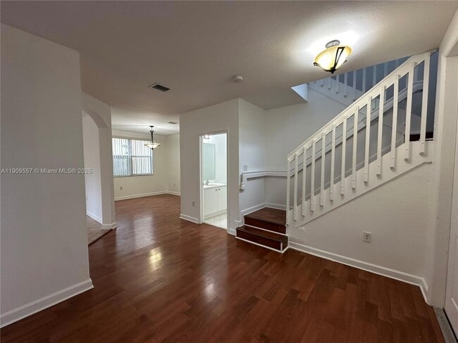 Building Photo - 3370 NE 14th Dr