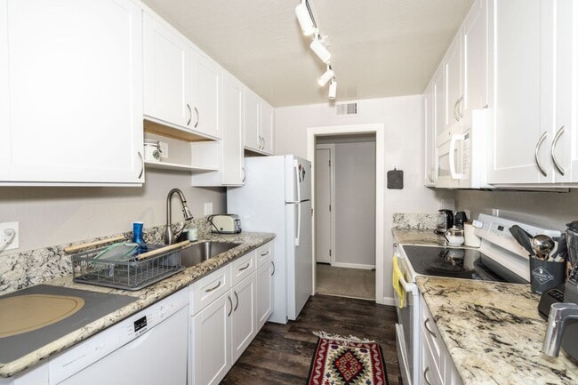 Building Photo - Conveniently Located, Furnished 1 Bed, 1 Bath Condo w/ Updated Kitchen & Bathroom