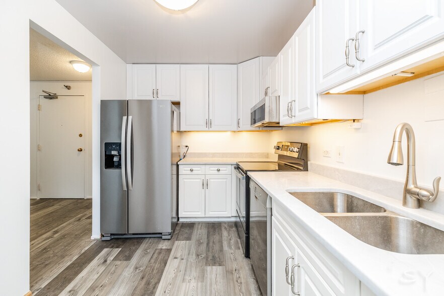 Building Photo - 70 W Huron St