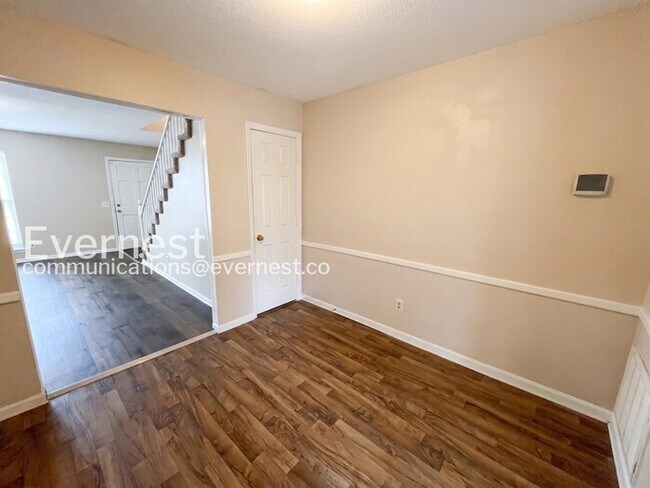 Building Photo - 2 Bed/1.5 Bath Townhome with Off-Street Parking / Pet-Friendly / Coming Soon!