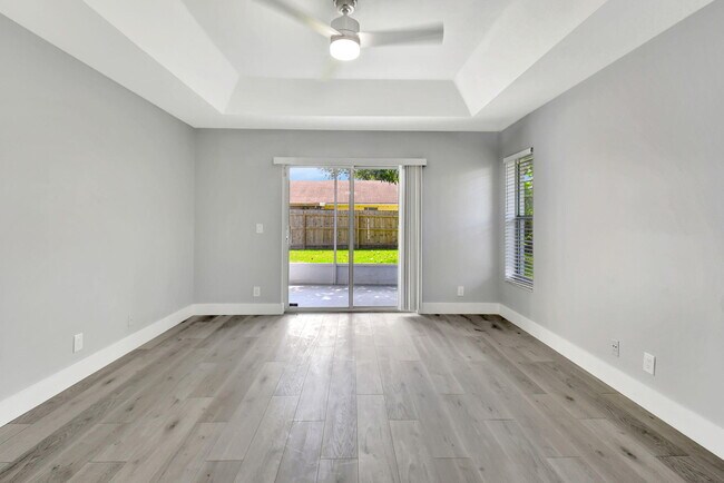 Building Photo - 915 Sunflower Ave
