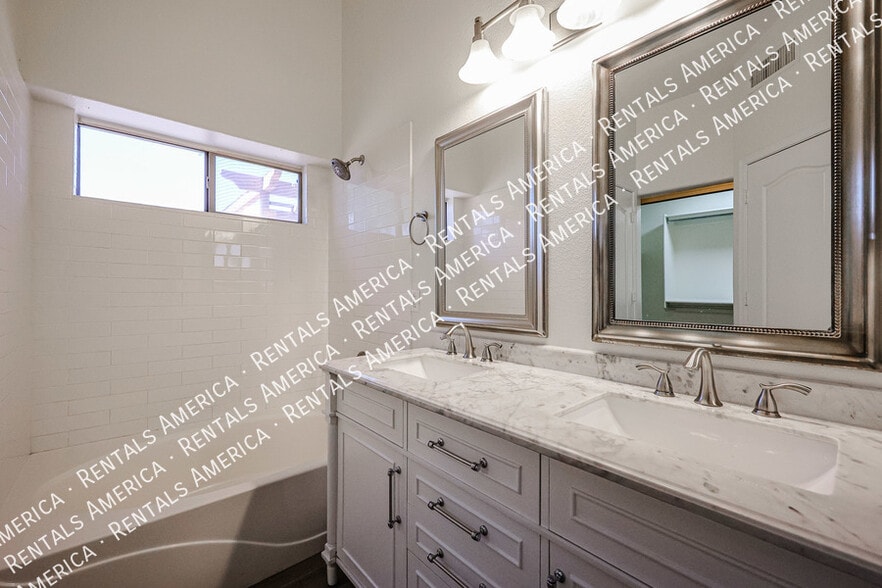 Building Photo - 2276 S Bahama Dr