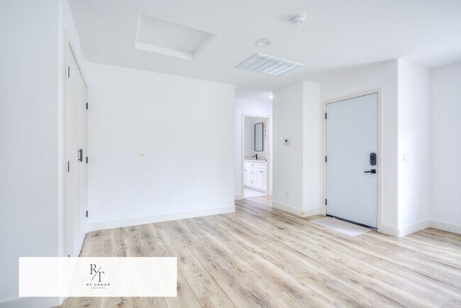 Building Photo - Bright 2BD Back House in Temple City Unified School District – Washer/Dryer Included. Separate En...