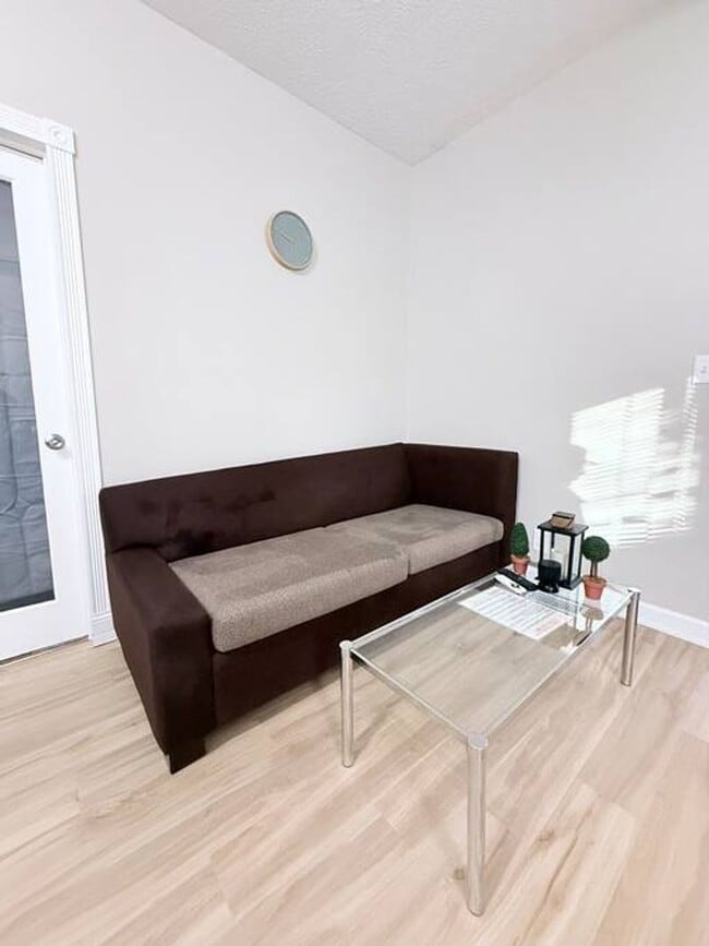 Building Photo - Fully Furnished Home close to UNL Campuses