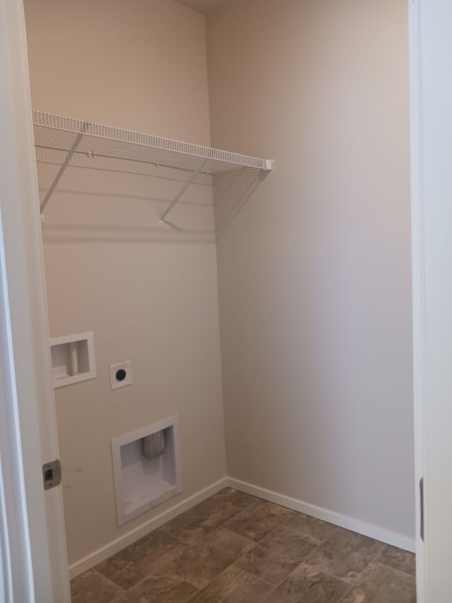 Building Photo - $500 OFF 1st months rent! Beautiful 2-Bedroom Home located in Redmond Oregon.