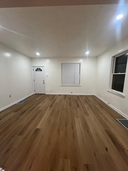 Building Photo - 27 Oak St