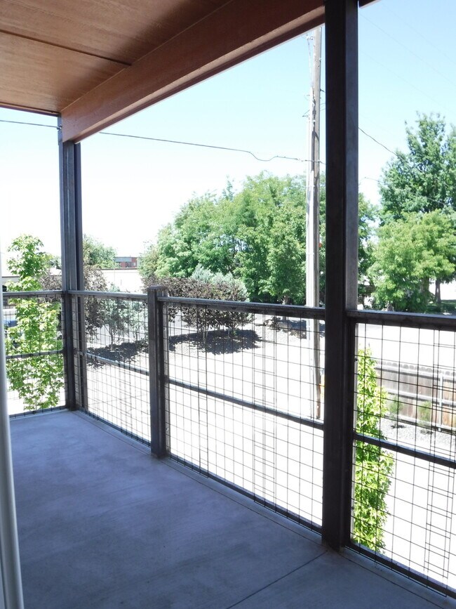 Building Photo - Chic artist-style lofts home with 3 bed 2.5 bath near Boise Greenbelt.