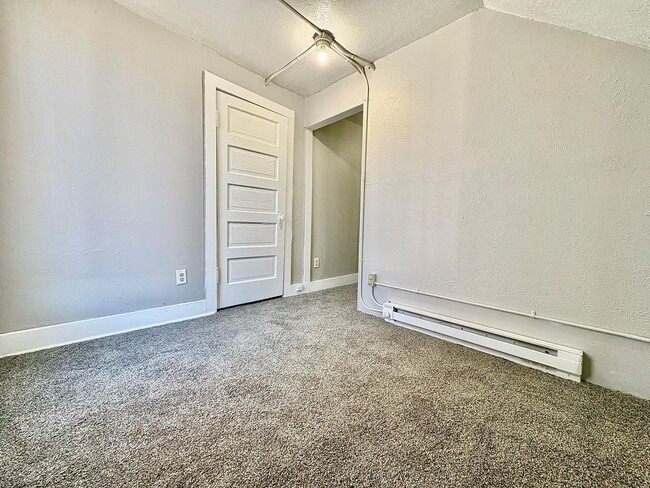 Building Photo - 1033 Oak St