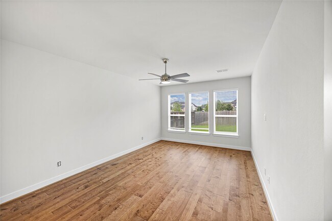 Building Photo - 4627 Clear Creek Dr